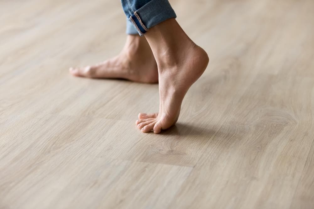 ¿Cómo debes limpiar tus suelos de madera? 