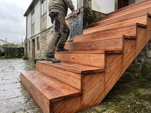 Escaleras de madera para exteriores en A Coruña
