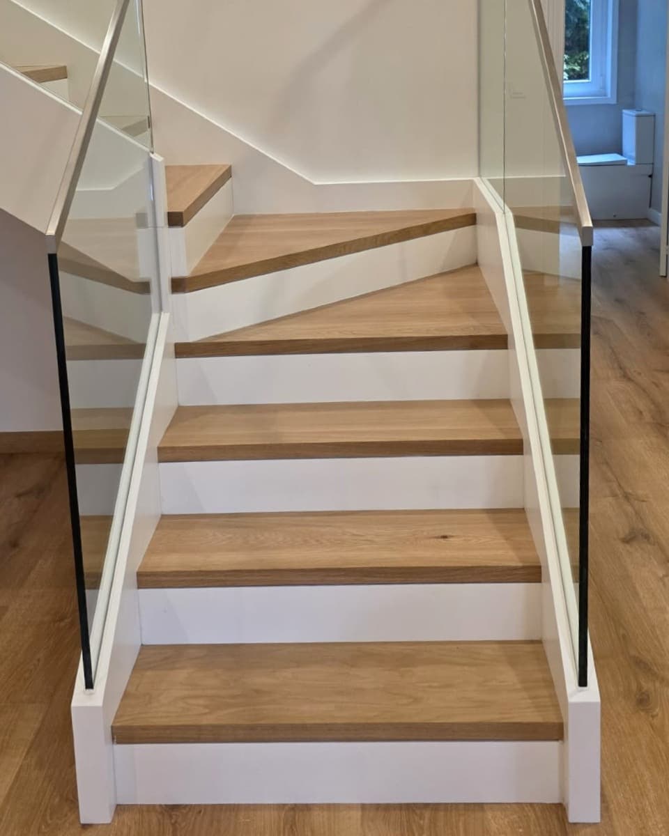 Escaleras de madera de eucalipto rojo en A Coruña