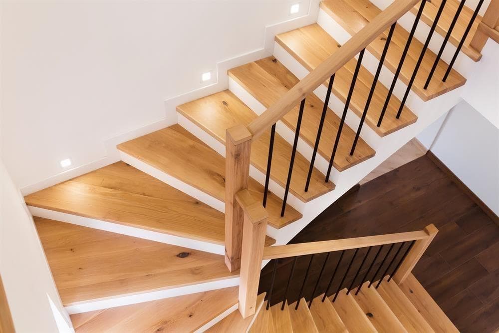 ¿Ruido al pisar tus escaleras de madera? Te contamos cuáles pueden ser las causas