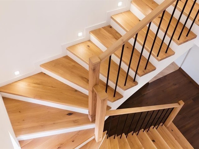 ¿Ruido al pisar tus escaleras de madera? Te contamos cuáles pueden ser las causas