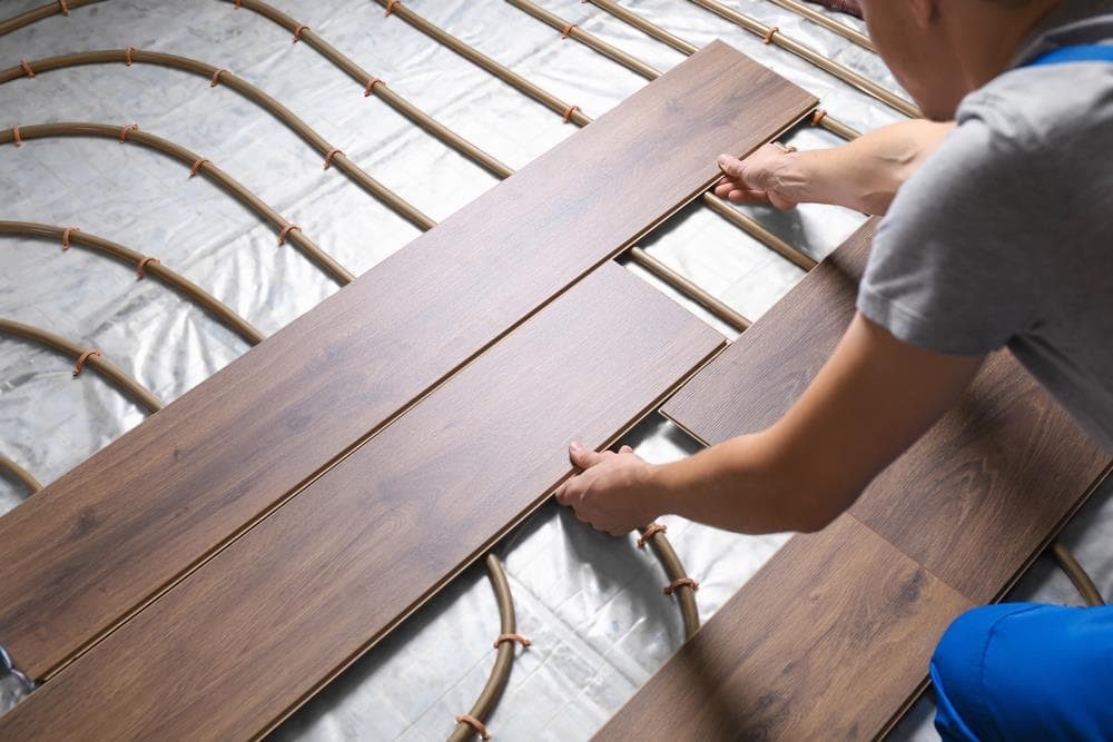 Ventajas de la instalación de suelo radiante bajo suelos de madera